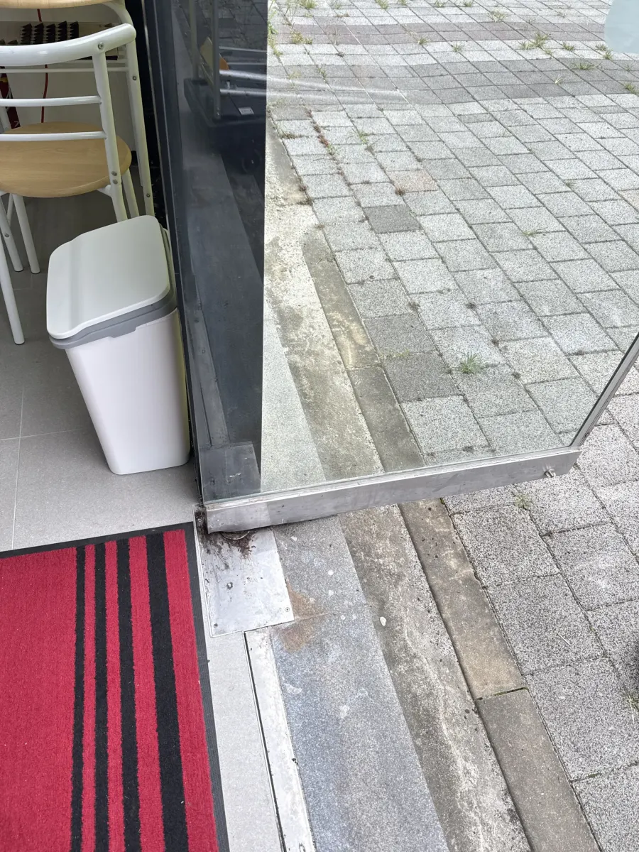 강화유리문 문턱 마감 전 실제 사진